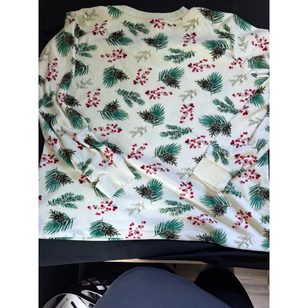 Secret Treasures Womens Fleece Pajama‎ Top Pinecone Berry Holiday Cream Large